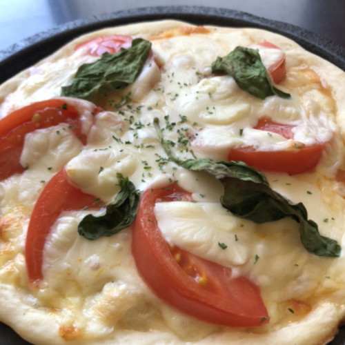 モッツアレラチーズとトマトのピザ